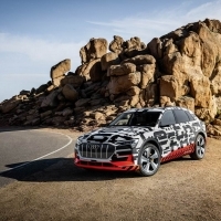 Az Audi e-tron nagy hatótávval ötvözi hatalmas erejét
