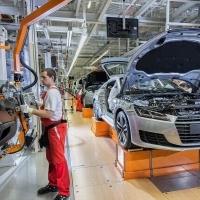 Elemzők: az autógyári leállások miatt maradt el a júliusi ipari termelés a várakozásoktól
