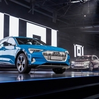 Az Audi bemutatta a 400 kilométeres hatótávval bíró elektromos e-tron-t