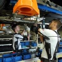 Láthatatlan szék és más ergonómiai eszközök tesztje az Audi Hungariánál