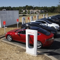 Új Tesla-töltőket telepítettek Magyarországon, egyszerre kilenc autó is tud tölteni