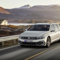 Autókiállítási premier Genfben – Az új Passat az első Volkswagenként közlekedhet részben automatizáltan utazósebességgel