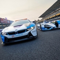 Telivér BMW versenyautó a mezőny élén: új ruhát öltött a Formula E biztonsági autója