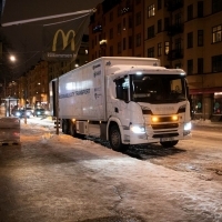 Hibrid tehergépkocsival ügyesen elvégezhetők éjszaka a kiszállítási feladatok Stockholmban