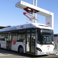 Az ABB támogatja a töltési infrastruktúra nagyobb mértékű átjárhatóságát az elektromos buszok és teherautók piacán