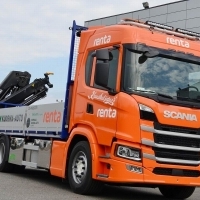 Finnország első LNG-üzemű tehergépkocsija, hálózatról tölthető, akkumulátorról működő elektrohidraulikus daruval