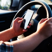 A vezetés közbeni mobilhasználat ellen harcol a Toyota