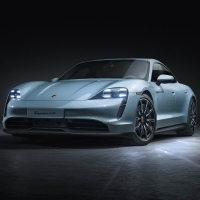 A Porsche kibővíti elektromos sportautójának kínálatát a Taycan 4S-sel