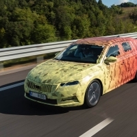 Jelentősen továbbfejlesztett technikával és dizájnnal érkezik a Škoda márka ikonja