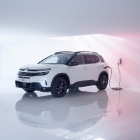 A Citroën bemutatja elektromos offenzívája élharcosát, az új C5 Aircross Hybrid SUV-ot