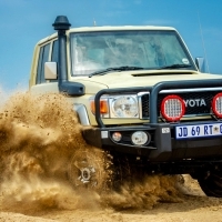 Luxusjármű a munkagépek között: Toyota Land Cruiser 79 Namib Edition
