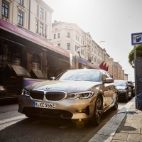 A BMW Group idén novemberben minden eddiginél több hálózatról tölthető autót adott el