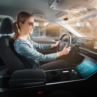 A Bosch a CES-en mutatja be a digitális napellenzőt, amely okosan óvja az autóvezetők látását
