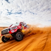 Óriásit autózott és másodikként zárta a Dakar nyolcadik napját Fernando Alonso