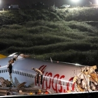 Túlfutott a leszállópályán és három darabra tört egy repülőgép Isztambulban, sokan megsérültek