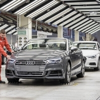 A koronavírus miatt hétfőn leáll a termelés a győri Audi gyárban