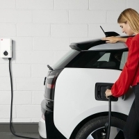 Tömeges e-mobilitásért az ABB elektromos hajtású autókhoz kifejlesztett töltőmeg-oldásával