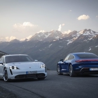 „A Világ Év Autója“: kettős győzelmet aratott a Porsche Taycan