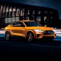 Vibráló izgalom: 2021-től az ikonikus Mustang-színárnyalat, a Cyber Orange is megrendelhető a Ford Mustang Mach-E GT modellhez