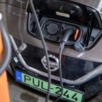 Napelemes autótöltő létesült az Óbudai Egyetemen újrahasznosított Nissan LEAF akkumulátorokkal