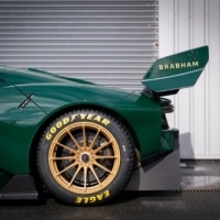 Megérkezett a 700 lóerős Brabham pályaautó közúti változata