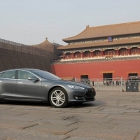 Visszahívta több százezer járművét Kínában a Tesla