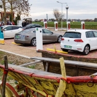 A magyarok fele már az elektromos autózásban látja a gépkocsis közlekedés jövőjét