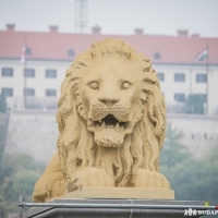 Visszakerült a helyére a Lánchíd-oroszlán. Igaz ez 850 ezer LEGO kockából van