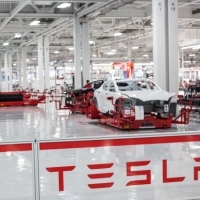 Több százezer autót hív vissza a Tesla az önvezető rendszerének hiányossága miatt
