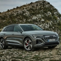 Elegancia nagy hatótávval: Magyarországon az új Audi Q8 e-tron