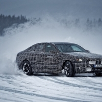 Az új BMW i5 lenyűgözően szerepelt az Északi sarkkörtől az Alpokig vezető téli teszteken
