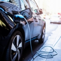 Egyszerűbb töltésindítást és több töltőpontot hozhat az elektromos autósoknak az uniós rendelet