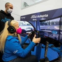 Díjnyertes autóverseny-szimulátor segíti a betegeket, hogy a Ford Adapta technológiáit használva újra autóba ülhessenek