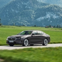 Az új BMW 5-ös limuzin már plug-in hibrid hajtáslánc-technológiával is elérhető